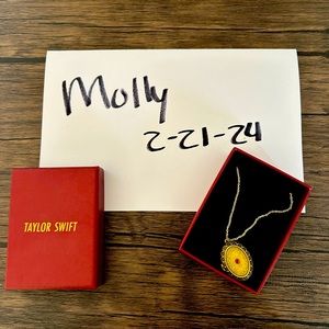 ❤️🧣 Taylor Swift Red TV We’ll Run Locket BNIP 🧣❤️